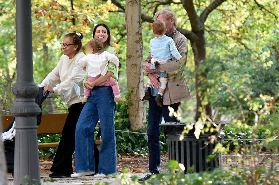 Alessandra de Osma mit Schwiegervater Ernst von Hannover und ihren Kindern Nicolas and Sophie im Retiro Park, Madrid.