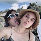 Diane Kruger und Norman Reedus senden am Valentinstag Grüße "aus dem Paradies". Über das Luftküsschen der Schauspielerin freuen sich die Fans besonders und kommentieren ihren Instagram-Post mit zahlreichen virtuellen Herzen. 