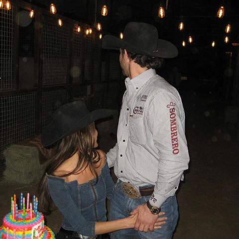Mit diesem Foto und einem kleinen Video macht Bella Hadid ihre Liebe zu Adan Banuelos offiziell. Der Profisportler und echte Cowboy scheint das Herz von Bella erobert zu haben. Wie schön, dass sie ihr neues Glück endlich mit ihren Fans teilt.