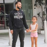 16. Februar 2024 John Legend und Tochter Luna genießen ein wenig Quality time beim Spaziergang durch Beverly Hills. An der Straße hält Luna fröhlich die Hand von Papa John. 