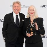 Anschließend posieren Harrison Ford und Helen Mirren bestens gelaunt auf dem roten Teppich für die Fotografen. Schön zu sehen, dass die Schauspielerin diesen besonderen Abend in guter Gesellschaft feiern kann. 