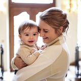 18. Februar 2024 Erbgroßherzogin Stéphanie feiert ihren 40. Geburtstag und der Palast teilt zu diesem besonderen Anlass neue Porträts auf Instagram. Auf einem der Bilder kuschelt sie sich an ihren jüngsten Sohn, Prinz François. 