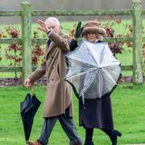 18. Februar 2024 Bei tristem Regenwetter machen sich König Charles und Königin Camilla auf den Weg zum Sonntagsgottesdienst in Sandringham. Es ist der erste Auftritt des Königs nach Prinz Harrys Aussagen über seine Krebsdiagnose. 