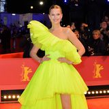 Was für ein Auftritt! Bei der Eröffnung der 74. Berlinale läuft Topmodel Toni Garrn im opulenten H&M-Kleid über den roten Teppich und erinnert damit an eine Sonnenkönigin. Die knallgelbe Robe mit verspielten Volants wirkt elegant wie extravagant. Das dachte sich wohl auch schon diese Frau, denn zum ersten Mal sehen wir dieses besondere Kleid nicht ... 