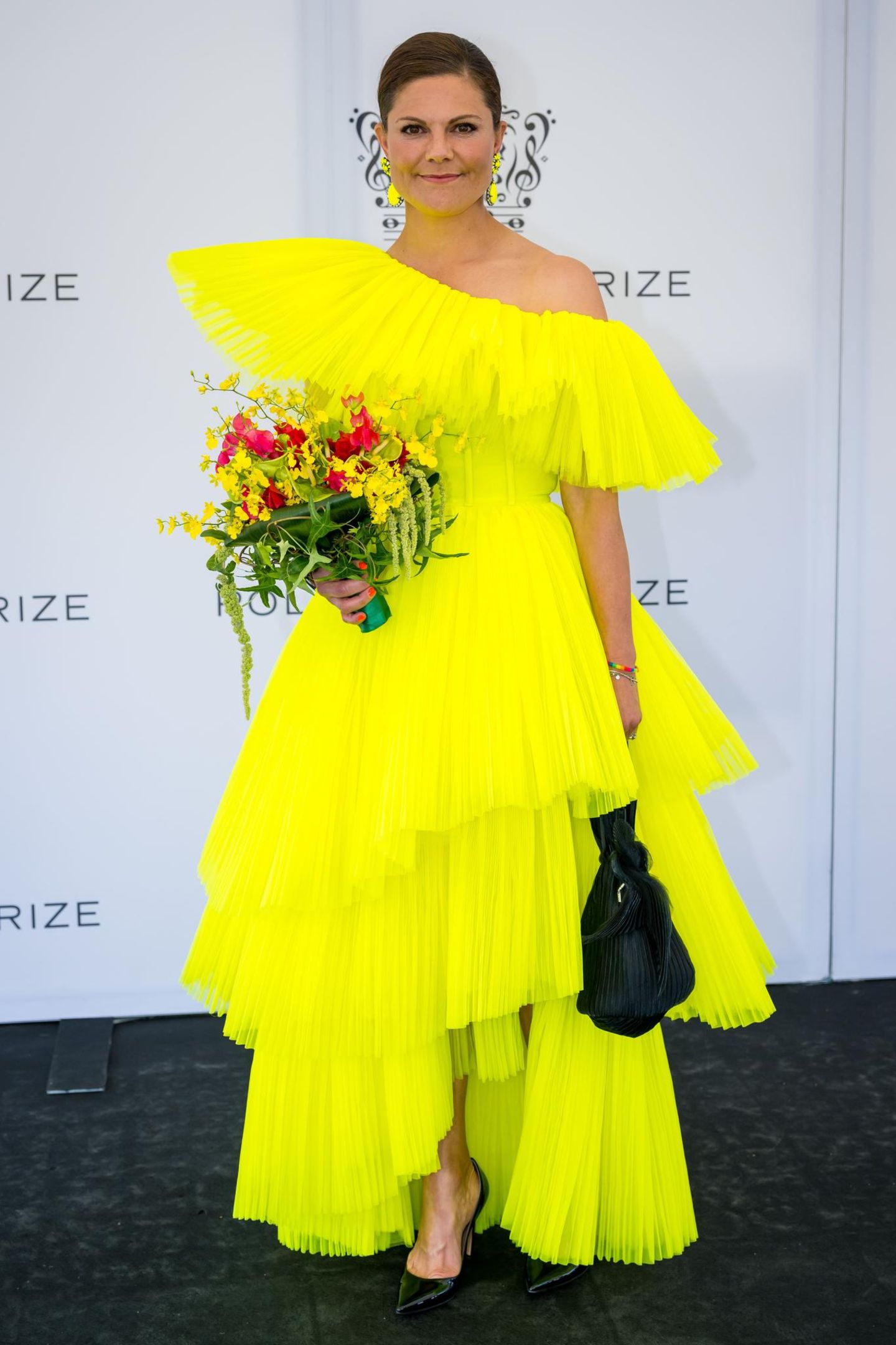 Auch Prinzessin Victoria von Schweden ist ein Fan des besonderen H&M-Kleides und wählt das farbenfrohe Piece für den Polar Music Prize 2023 in Stockholm. Mit dem Tüllkleid sticht auch sie eindeutig aus der Masse hervor und bleibt so in bester Erinnerung.