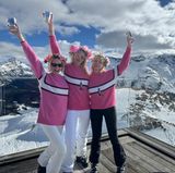 17. Februar 2024 Im farblich abgestimmten Look zeigen sich Prinzessin Maria-Olympia und ihrer Begleitung beim Après-Ski in St. Moritz. Was genau die drei hier feiern ist nicht klar, aber es sieht nach Spaß aus. "Cheers an die Glamour girls", schreibt Prinzessin Marie-Chantal dazu.