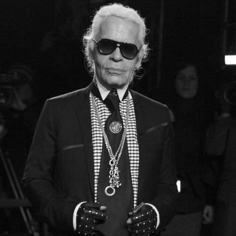 Mit Zopf, Sonnenbrille und Handschuhen: So und nicht anders kannte man Karl Lagerfeld.