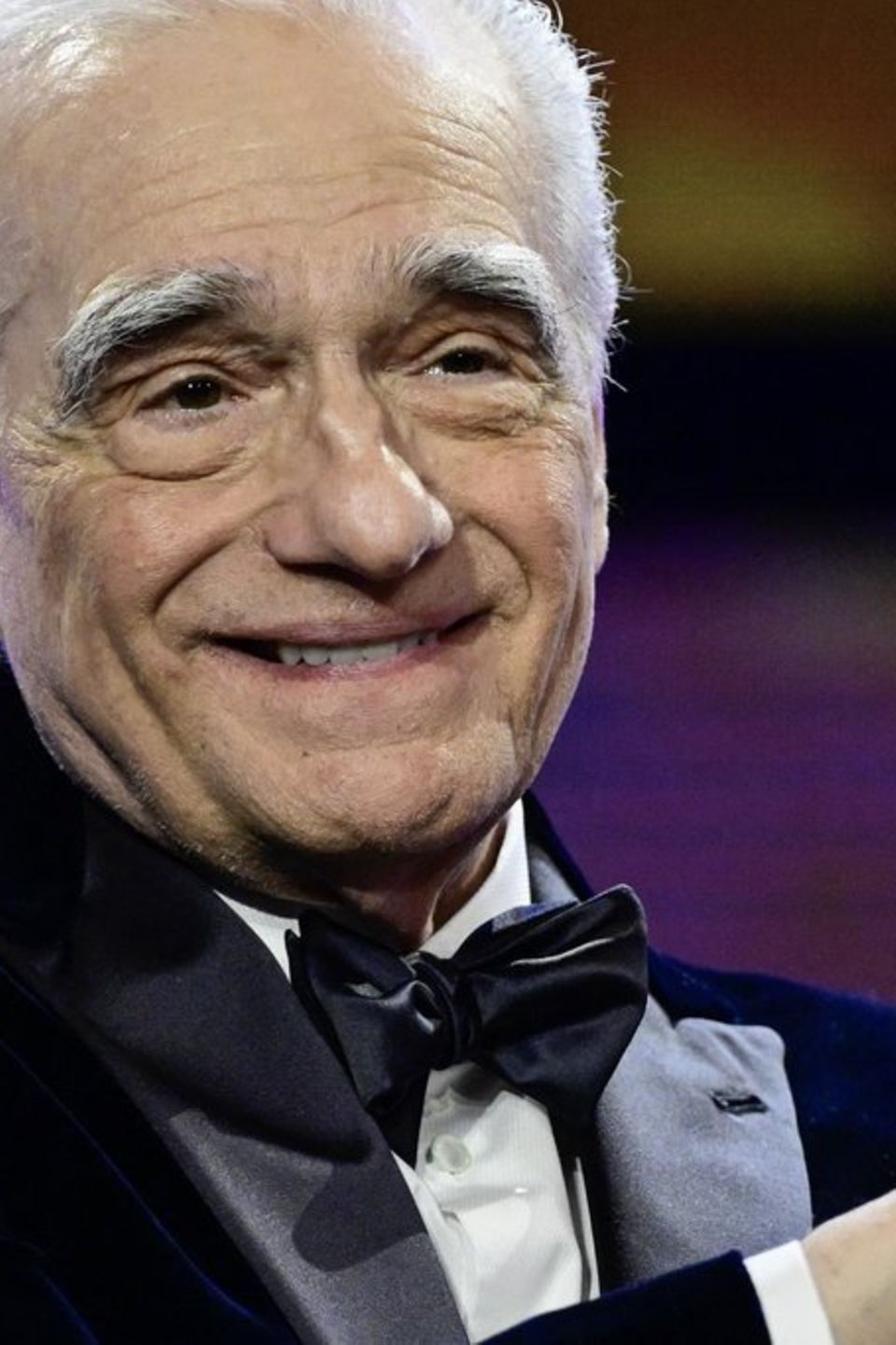 Martin Scorsese hält den Preis für sein Lebenswerk in die Kameras der anwesenden Fotografen.