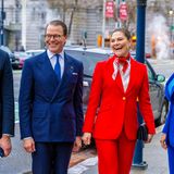 In einem komplett roten Anzug der Marke The Extreme Collection strahlt Kronprinzessin Victoria mit ihrem Mann Prinz Daniel in San Francisco um die Wette. Abgerundet wird ihr Look durch ein farblich passendes Halstuch und durch die schwarzen, spitzen Pumps von Gianvito Rossi. 