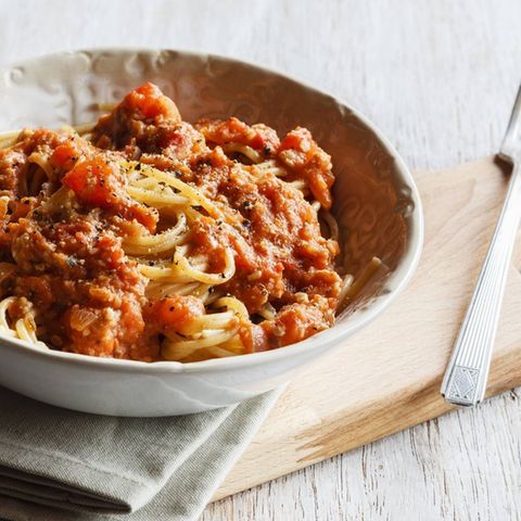 Spaghetti Bolognese ist wohl eines der beliebtesten Gerichte der schnellen Küche. Wer die Nudeln vom Vortag allerdings aufwärm