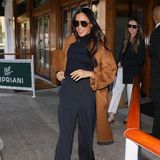 Gesichtet! Nach ihrem Kanada-Trip genießt Herzogin Meghan ein Mittagessen im angesagten Restaurant "Cipriani" in Beverly Hills. Zu einem schlichten dunkelblauen Rollkragenpulli und einer eleganten Anzughose von Ulla Johnson trägt die Herzogin von Sussex ihren Lieblings-Cashmeremantel von Max Mara. Abgerundet wird der lässige Look mit Ballerinas von Aquazzura und einer dunklen Pilotenbrille aus dem Hause Givenchy. Begleitet wird die ehemalige Schauspielerin von einer engen Vertrauten aus royalen Zeiten: Clare Waight Keller darf zusammen mit Meghan lunchen, die britische Modedesignerin designte auch das Hochzeitskleid der Herzogin.