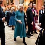 Nach der Preisverleihung gibt es einen feierlichen Umtrunk im Palast. Königin Camilla gesellt sich dazu und begrüßt die Gäste. 