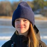 Grattis! Prinzessin Estelle feiert am 23. Februar ihren 12. Geburtstag, zu dem wir herzlich gratulieren. Und gratulieren kann man der Tochter von Schwedens Kronprinzessin Victoria auch zu ihrem stylischen Luxus-Accessoire gegen kalte Ohren, die dunkelblaue Wollmütze von Acne Studios ist für ca. 160 Euro zu bekommen.
