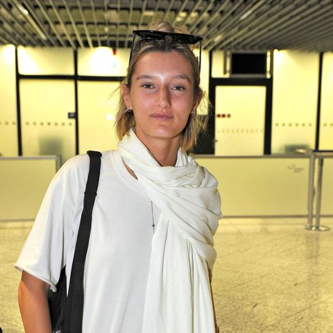 Dschungelcamp-Star Anya: Mutter äußert sich zu Vorwürfen, Anya Elsner am Flughafen