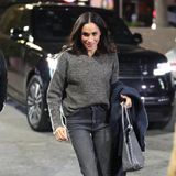 Für ein Abendessen im Asanebo Restaurant in Studio City, Los Angeles verwandelt sich Herzogin Meghan in eine graue Maus. Fast unauffällig wirkt der Look aus Sweater und Jeans. Doch auf die Designer-Label kann sie nicht so richtig verzichten. Der graue Sweater stammt von La Ligne, ihre enge Hose hat sie bei Anine Bing geshoppt. Komplettiert wird der Look mit Handtasche von Maison Goyard für umgerechnet etwa 2.500 Euro und durch silberne Ballerinas von Chanel. Dieses Detail bringt etwas Spannung ins Spiel aus Grau: die unterschiedlichen Nuancen. 