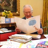 21. Februar 2024 König Charles darf sich über zahlreiche Genesungskarten und Genesungswünsche anlässlich seiner Krebsdiagnose freuen. Sichtlich gerührt bekommt er eine Auswahl zur Durchsicht in den "18th Century Room of the Belgian Suite" im Buckingham Palast. 