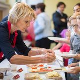 2018  Als Mitbegründerin des Vereins brotZeit e.V. verteilt sie vor Unterrichtsbeginn ein kostenloses Frühstück an Grundschüler.