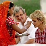 2011  Uschi Glas reist mit Ehemann Dieter Hermann nach Indien, um Tochter Julia zu besuchen, die hier für die Real Medicine Foundation arbeitet.