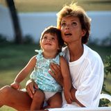 1988  Uschi Glas mit ihrer Tochter Julia während ihres Sommerurlaubs im spanischen Ferienclub La Manga am Strand.
