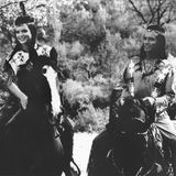 1966  Neben Pierre Brice als Apachen-Häuptling Winnetou reitet Uschi Glas als Halbblut Apanatschi in die Herzen der Fans. Mit diesem Film gelingt der jungen Schauspielerin der Durchbruch. 