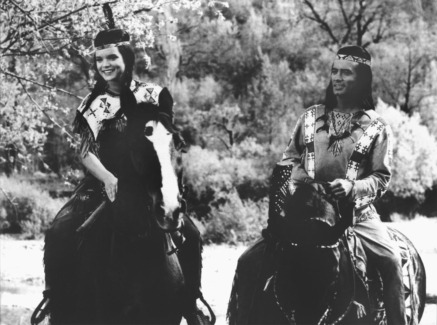 1966  Neben Pierre Brice als Apachen-Häuptling Winnetou reitet Uschi Glas als Halbblut Apanatschi in die Herzen der Fans. Mit diesem Film gelingt der jungen Schauspielerin der Durchbruch. 