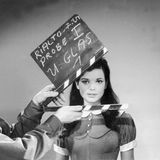 1965  Die Schauspielerin Uschi Glas steht bei einer Probe für den Film "Winnetou und das Halbblut Apanatschi" vor der Kamera. 