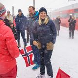 28. Februar 2024  Prinz Haakon und Prinzessin Mette-Marit werden am Bahnhof von Finse, Vestland, zu ihrem Rotkreuzkurs begrüßt. Für zwei Tage wird das norwegische Kronprinzenpaar hier das Team für Such- und Rettungseinsätze begleiten und sich über über das Rettungsmanagement in den winterlichen Bergen der Gegend informieren. 