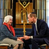Prinz William im Gespräch mit der Holocaust-Überlebenden Renee Salt. 