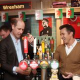 Im AFC Wrexham-Gasthauses "The Turf" stehen Prinz William und Rob McElhenney selbst hinter der Theke und zapfen sich ein Bier. 
