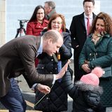 Vor dem Gasthaus wartet ein kleiner Royal-Fan mit einer Blume in der Hand auf den Prinzen und klatscht bei der Übergabe fröhlich mit William ab. 