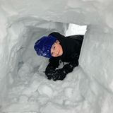 Die Bilder hat Mama Victora höchstpersönlich geschossen und zeigen den kleinen Schneehöhlenbauer Oscar ganz in seinem Element. 