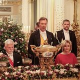 Der Rede von Großherzog Henri folgen die Gäste aus Tschechien mit voller Konzentration, danach prosten sich alle einander an der prachtvoll geschmückten Tafel freundschaftlich zu.