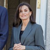 Vor allem, wenn es um königlichen Schmuck geht, denken wir oft an Brillanten, Diademe und edle Broschen – doch so sieht es im Alltag der europäischen Königinnen natürlich nicht immer aus. Königin Letizia liebt den bezahlbaren Schmuck der Marke PD Paola und zeigt sich bei einem Mittagessen für das Präsidentenpaar von Paraguay in Madrid mit goldenen Tropfenohrringen der spanischen Brand. Und das beste: Die "Large Sugar Earring" kosten gerade einmal 99 Euro. 