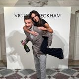 1. März 2024 Familie Beckham hält immer fest zusammen! Und natürlich sind alle nach Paris gekommen, um die Designerin bei ihrer Modenschau während der Fashion Week zu unterstützen. Dieses Mal wird sie von David wortwörtlich unterstützt, mit gebrochenen Fuß läuft es sich nicht so gut. Und die Stütze kommt sogar mit Champagner!