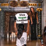 Proteste gibt es derzeit überall, sogar auf dem Laufsteg von Victoria Beckham. Eine Peta-Aktivistin setzt sich für veganes Leder ein. Die Designerin, derzeit auf Krücken, beobachtet sie im Hintergrund.