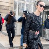Die Fotograf:innen in Paris sind auf Schritt und Tritt an den Stars dran. Hier an Abigail Spencer, die im schicken Spitzenlook die Fashion Show von Giambattista Valli besucht.