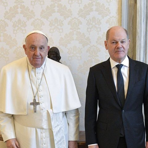 Papst Franziskus und Bundeskanzler Olaf Scholz haben sich getroffen.
