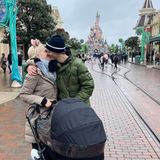 Einen magisch-schönen Kuss teilen Pixie Lott und ihr Mann Oliver Chéshire bei ihrem Besuch im Disneyland Paris. Zusammen mit ihrer Familie und natürlich ihrem kleinen Albert im Kinderwagen genießen die beiden den gemeinsamen Ausflug. Trotz Regenwetter!     
