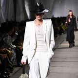 Im Cowboy-Fieber. Alexander McQueen setzt mit Hut, XL-Schulter-Blazer und spitzen Boots auf typische Elemente aus dem wilden Westen.  