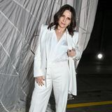 Lady in White: Juliette Binoche behält bei Alexander McQueen ihre weiße Fashion-Weste. 