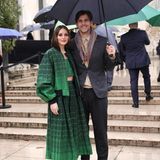Strahlender Auftritt trotz Regenwetter: Olivia Palermo und Ehemann Johannes Huebl lassen sich die Freude auf die Show von Elie Saab nicht vermiesen und greifen einfach zum Schirm, um ihre Looks in Grün und Blau zu schützen. 