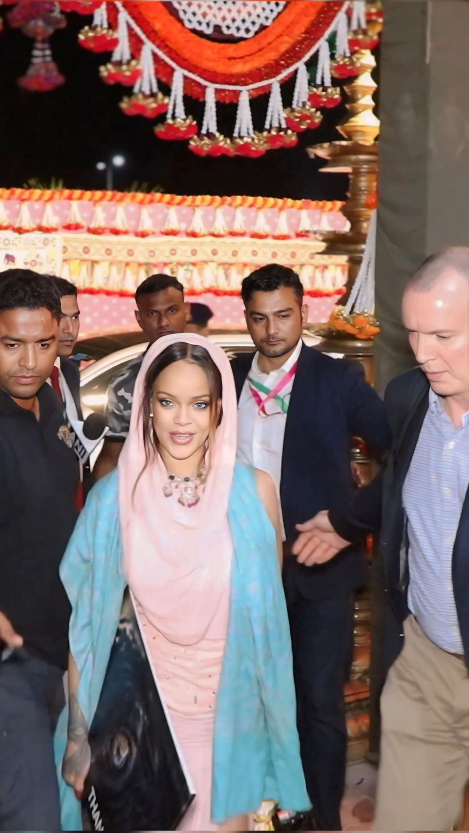 Nach der Pre-Hochzeitsfeier von Anant Ambani und Radhika Merchant zeigt sich Rihanna im Rosa-Blau-Look am Flughafen in Jamnagar.