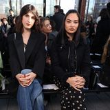 Stella McCartney freut sich auch über Besuch von Jeanne Damas und Shanina Shaik. Die Mode-Bloggerin wählt passend zur französischen Nonchalance roten Nagellack, das Model hält an diesem Tag zu Mustern.
