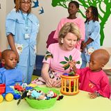 Nach diesem freundlichen Empfang ist es der belgischen Königin ein Anliegen, die kleinen Patienten des Mutter-Kind-Krankenhauses kennenzulernen. 