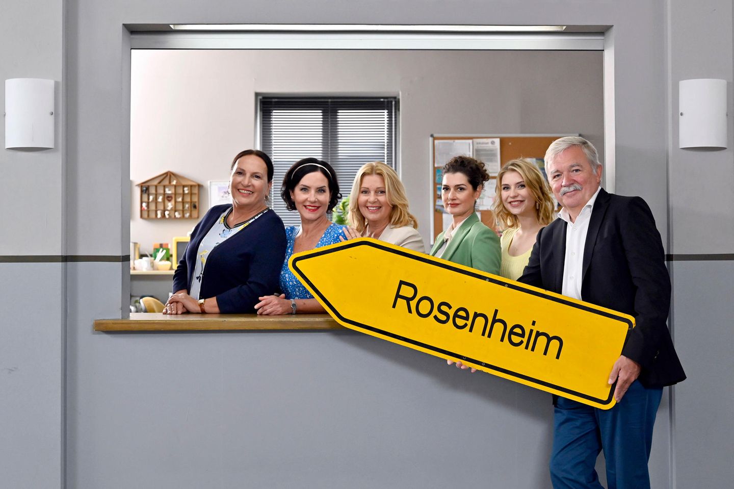 Einige der Schauspielerinnen (v.l.) Ursula Maria Burkhart (Rolle: Marianne Grasegger), Marisa Burger (Rolle: Miriam Stockl), Karin Thaler (Rolle: Marie Hofer), Anastasia Papadopoulou (Rolle: Elena Dimos), Sarah Thonig (Rolle: Christin Lange) und Produzent Alexander Ollig bei einem Pressetermin. 