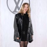 Léa Seydoux bezaubert mit ihrem Lächeln und im coolen Mini-Dress in Schwarz mit XL-Lederjacke.