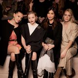 Die Front Row bei Louis Vuitton kann sich wirklich sehen lassen: Millie Bobby Brown, Chloë Grace Moretz, Gemma Chan und Stacy Martin 