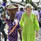 6. März 2024  Am vierten und letzten Tag ihrer Reise als UN-Sonderbotschafterin besucht Königin Mathilde eine Kakaoplantage bei Méagui. Hier leistet sie den Erntehelfer:innen Gesellschaft und packt auch selbst mit an, wie man auf dem nächsten Bild sehen kann. 