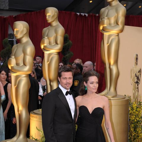 2009: Brad Pitt und Angelina Jolie Bei der 81. Oscarverleihung ist Brangelina DER Hingucker auf dem roten Teppich. Brad Pitt und Angelina Jolie, die sich rund sieben Jahre später einen filmreifen Rosenkrieg liefern werden, sind hier noch schwer verliebt. Zu großen Dankesreden holen die Hollywoodstars bei dieser Award Show allerdings nicht aus – Pitt, der für "Der seltsame Fall des Benjamin Button", und Jolie, die für "Der fremde Sohn" nominiert ist, müssen an diesem Abend beide ihr Verliererlächeln aufsetzen.