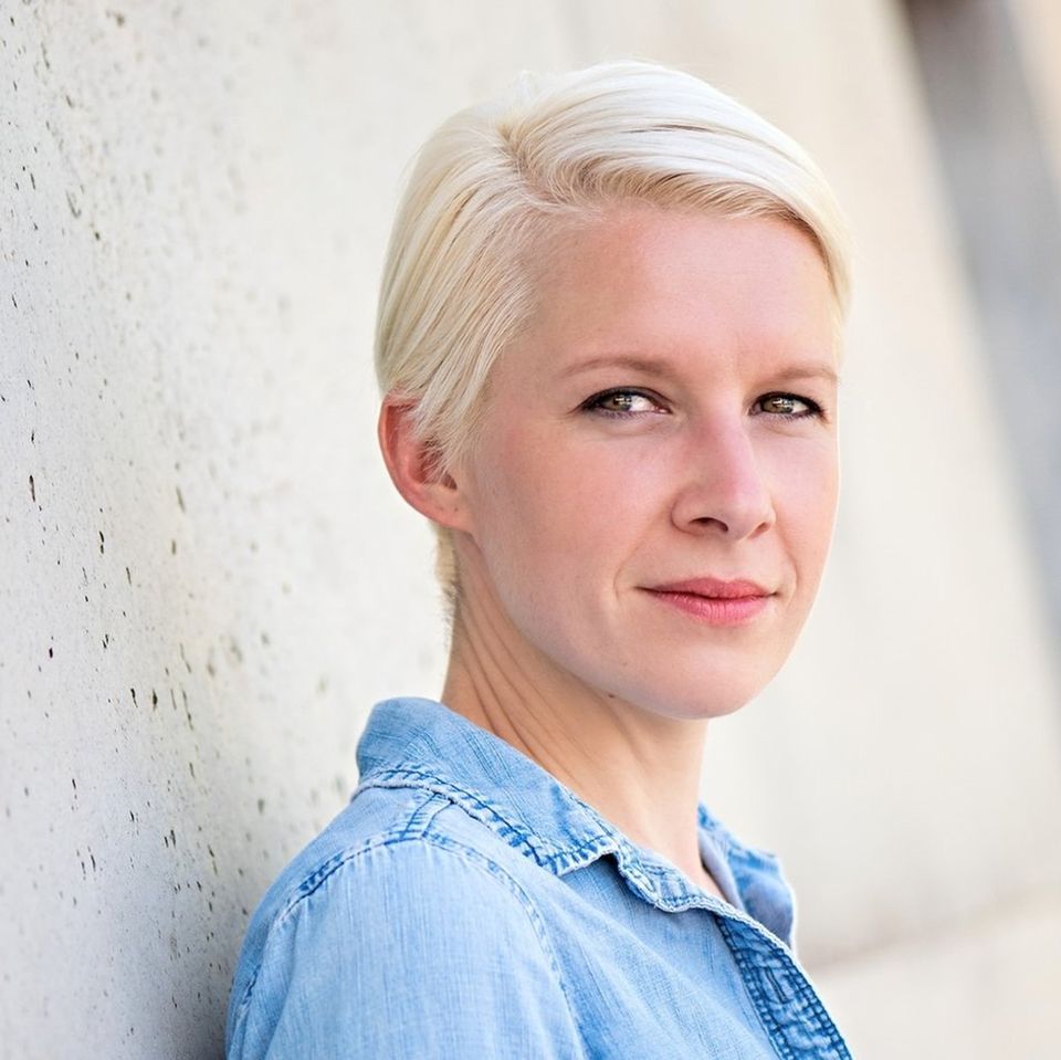 Jasmin Lörcher ist Journalistin, Autorin und Podcasterin: Seit 2020 moderiert sie "HerStory" über Frauen und queere Persönlich